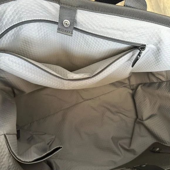 Tumi NWT- 148968-1041/Alpha Bravo Essential Large East West Tote- Black - Picture 7 of 13